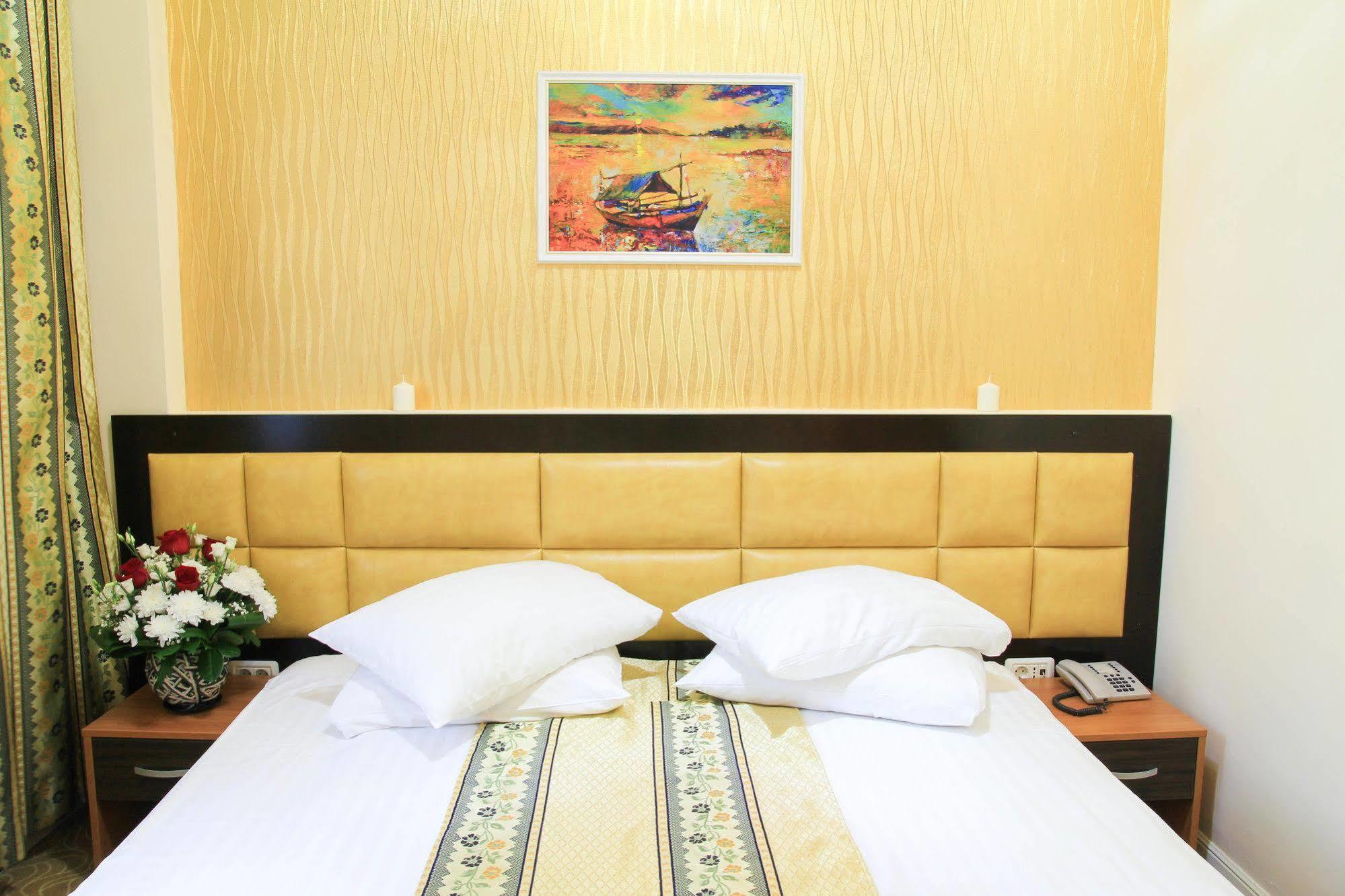 Best Western Hotel Lev Or I Bukares Bagian luar foto